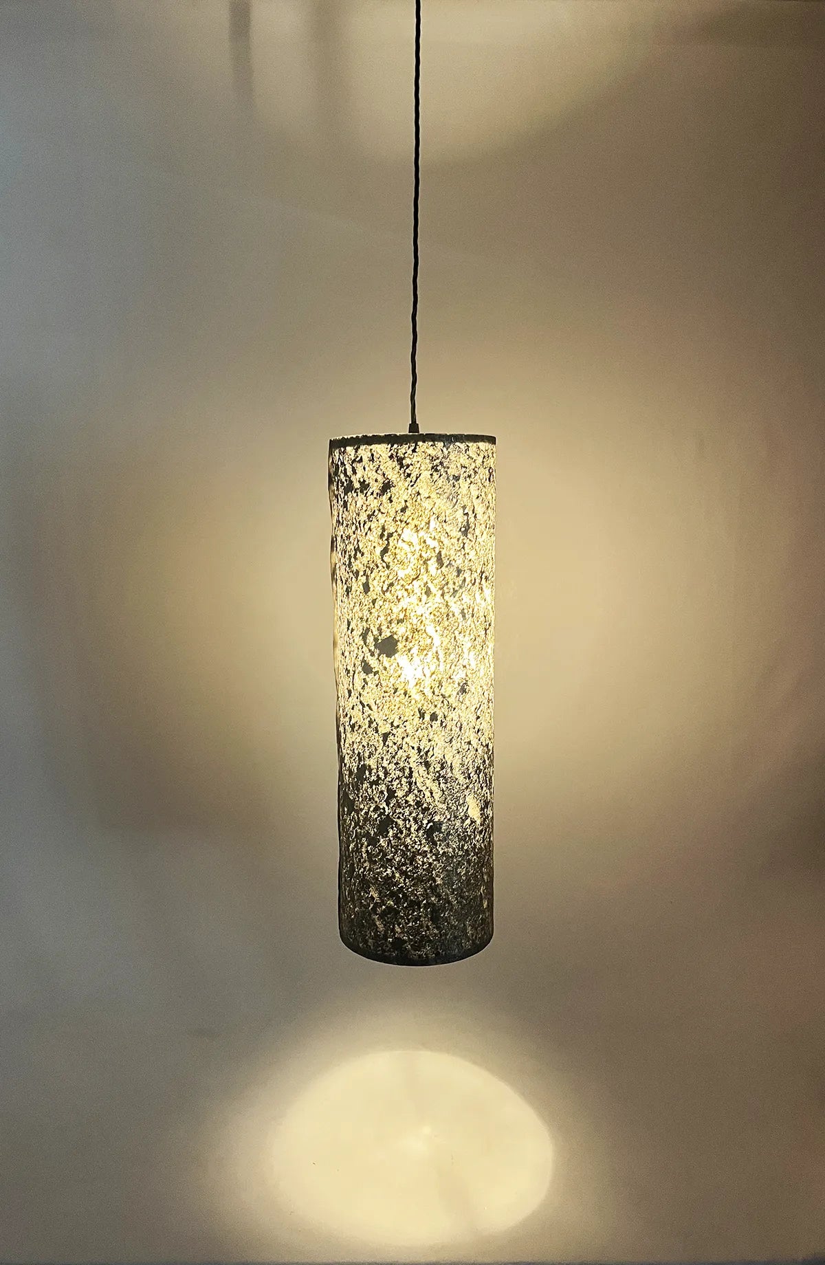 Suspension Swan en mica argenté allumée, wabi-sabi,slow design. Atelier Maus