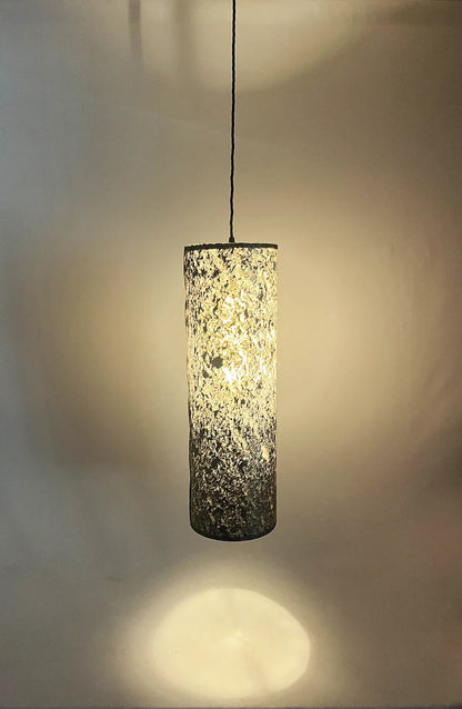 Suspension Swan en mica argenté allumée, wabi-sabi,slow design. Atelier Maus