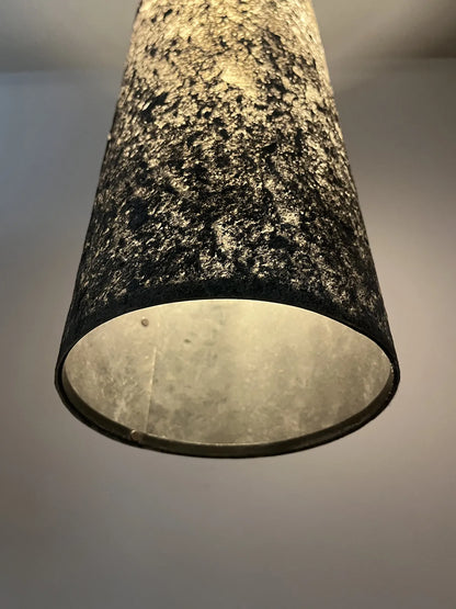 Vue contre plongée de la suspension Swan en mica argenté allumée, wabi-sabi, brutalisme. Atelier Maus