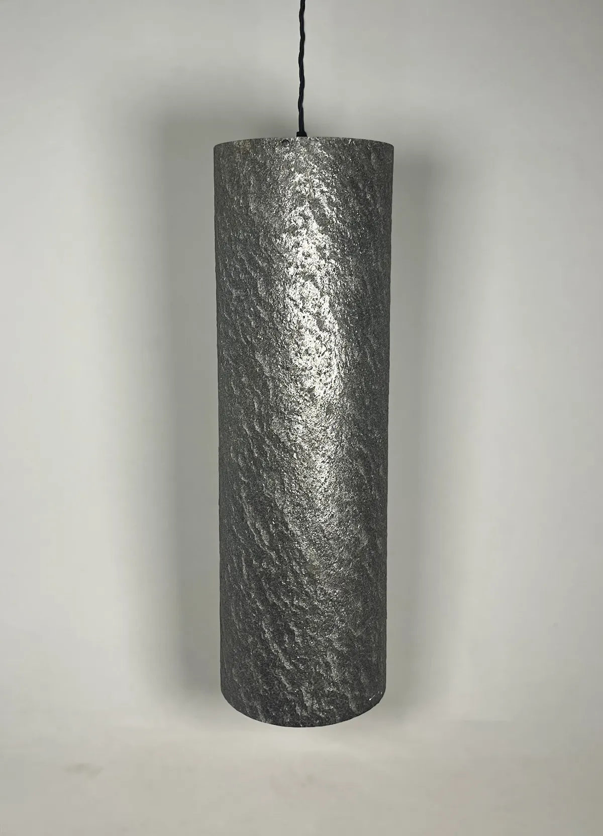 Suspension Swan en mica argenté éteinte, wabi-sabi, matière brute. Atelier Maus