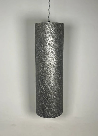 Suspension Swan en mica argenté éteinte, wabi-sabi, matière brute. Atelier Maus