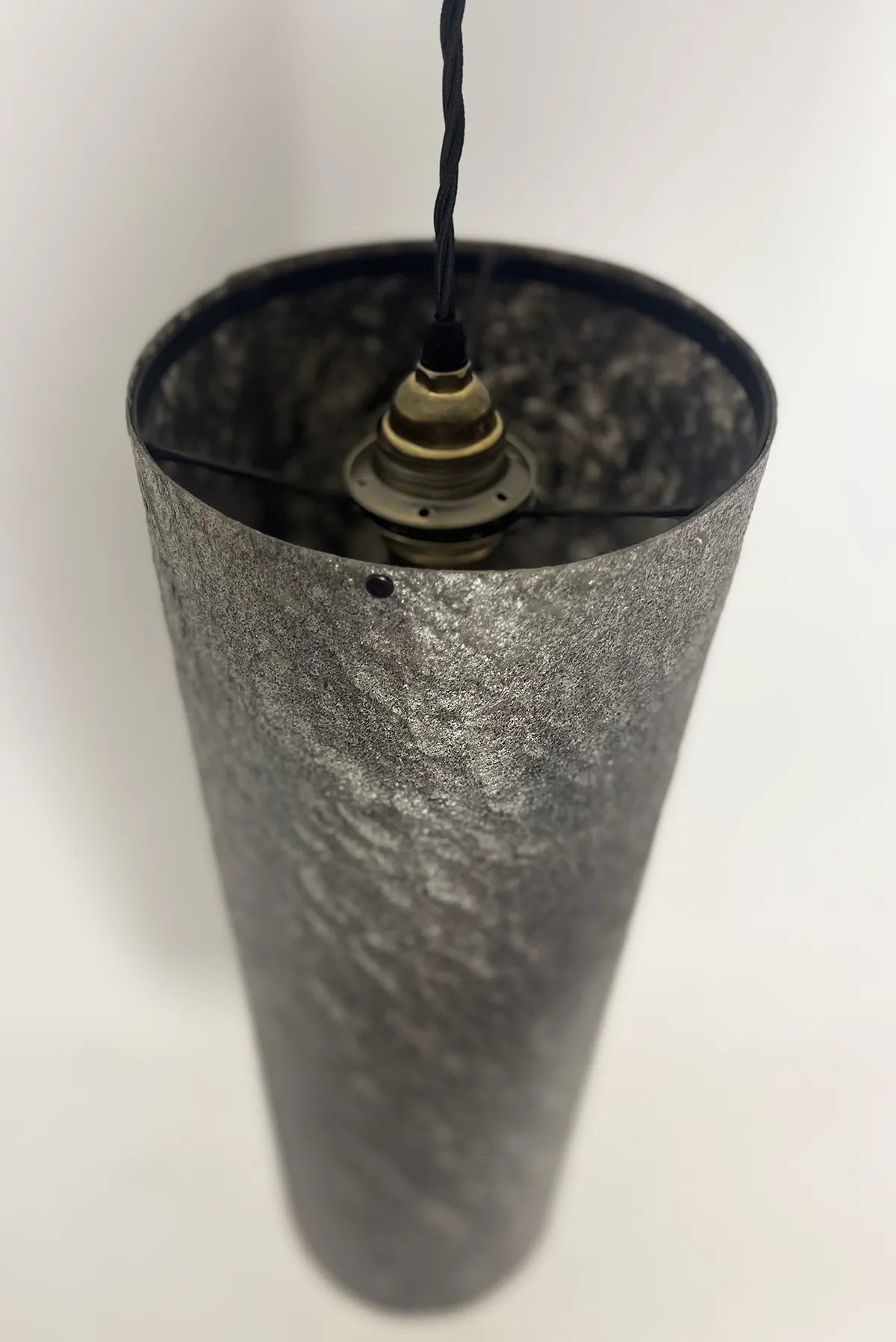 détail en vue plongée de la suspension Swan en mica argenté éteinte, minimalismei, brutalisme. Atelier Maus