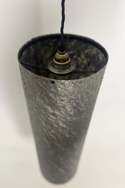 détail en vue plongée de la suspension Swan en mica argenté éteinte, minimalismei, brutalisme. Atelier Maus