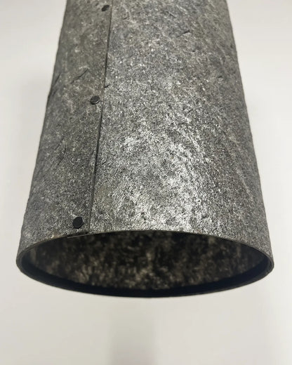 détail de la suspension Swan en mica argenté, rivets acier, wabi-sabi, brutalisme. Atelier Maus