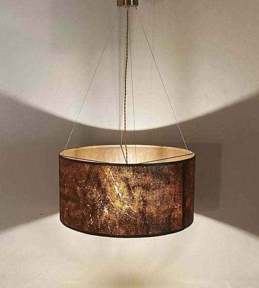 Suspension en feuille de mica cuivré Thessalie par l'atelier Maus allumée. Rosace et carcasse en acier cuivré, suspendue par 4 cables inox de longueur réglable. Pièce artisanale unique de fabrication française.