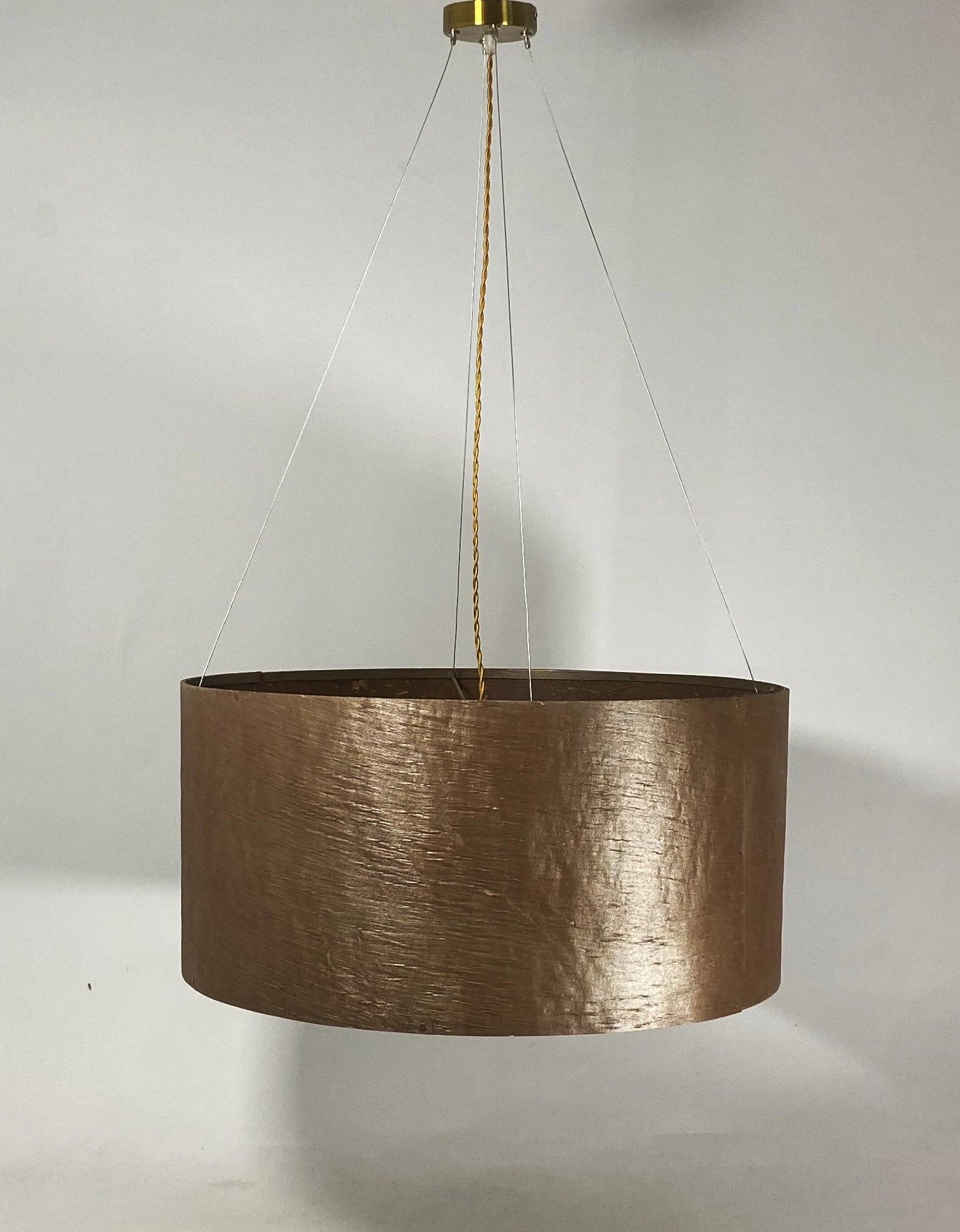 Suspension en feuille de mica cuivré Thessalie par l'atelier Maus éteinte. Rosace et carcasse en acier cuivré, suspendue par 4 cables inox de longueur réglable. Pièce artisanale unique de fabrication française.