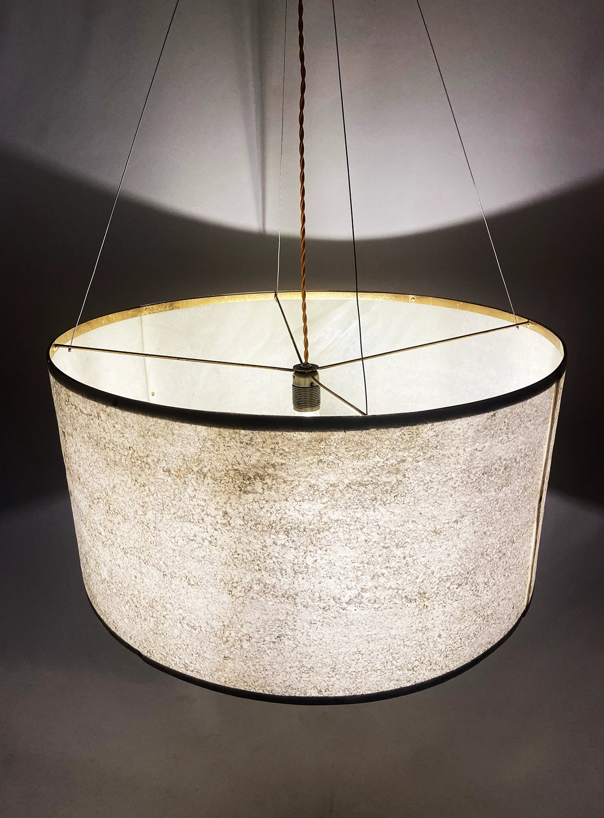 Suspension en feuille de mica vert gris naturelle de 63 cm allumée - Collection Thessalie de l'atelier Maus - Pièce unique de fabrication artisanale française