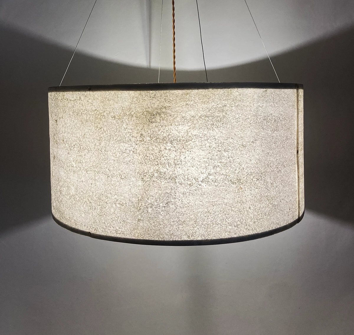 Suspension en feuille de mica vert gris naturelle de 63 cm allumée - Collection Thessalie de l'atelier Maus - Pièce unique de fabrication artisanale française