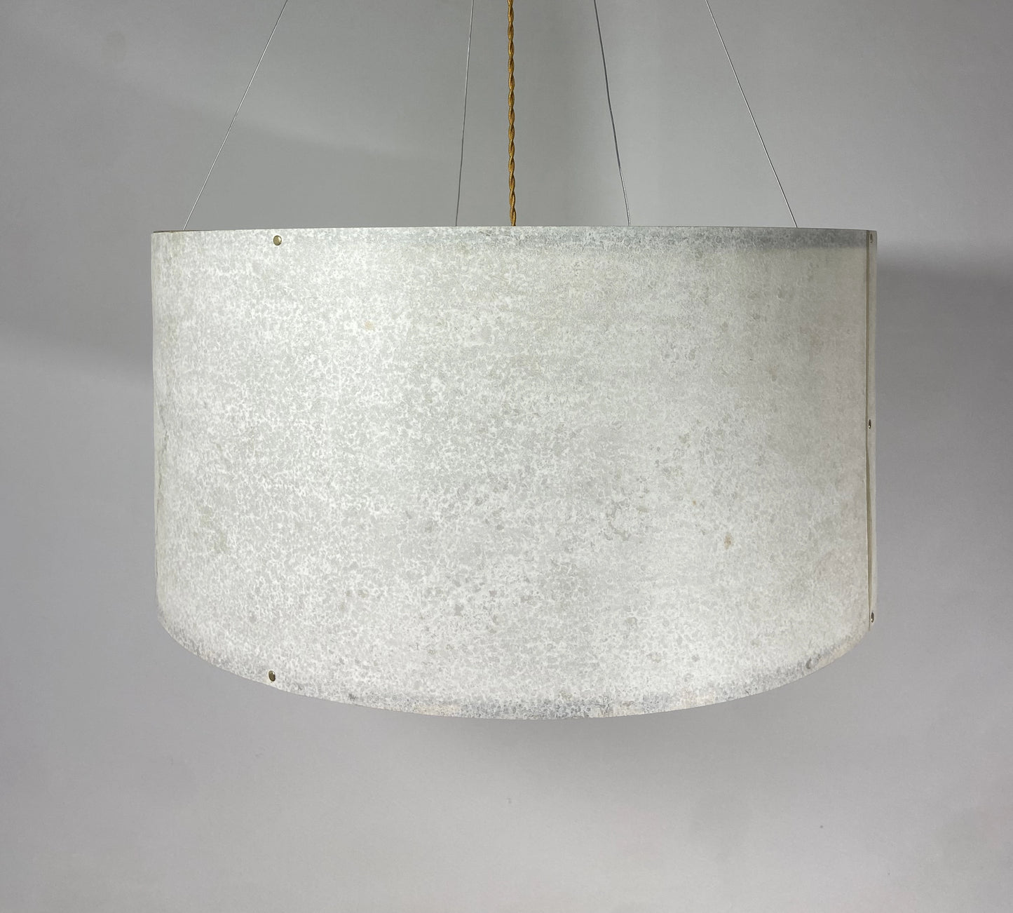Suspension en feuille de mica vert gris naturelle de 63 cm éteinte - Collection Thessalie de l'atelier Maus - Pièce unique de fabrication artisanale française