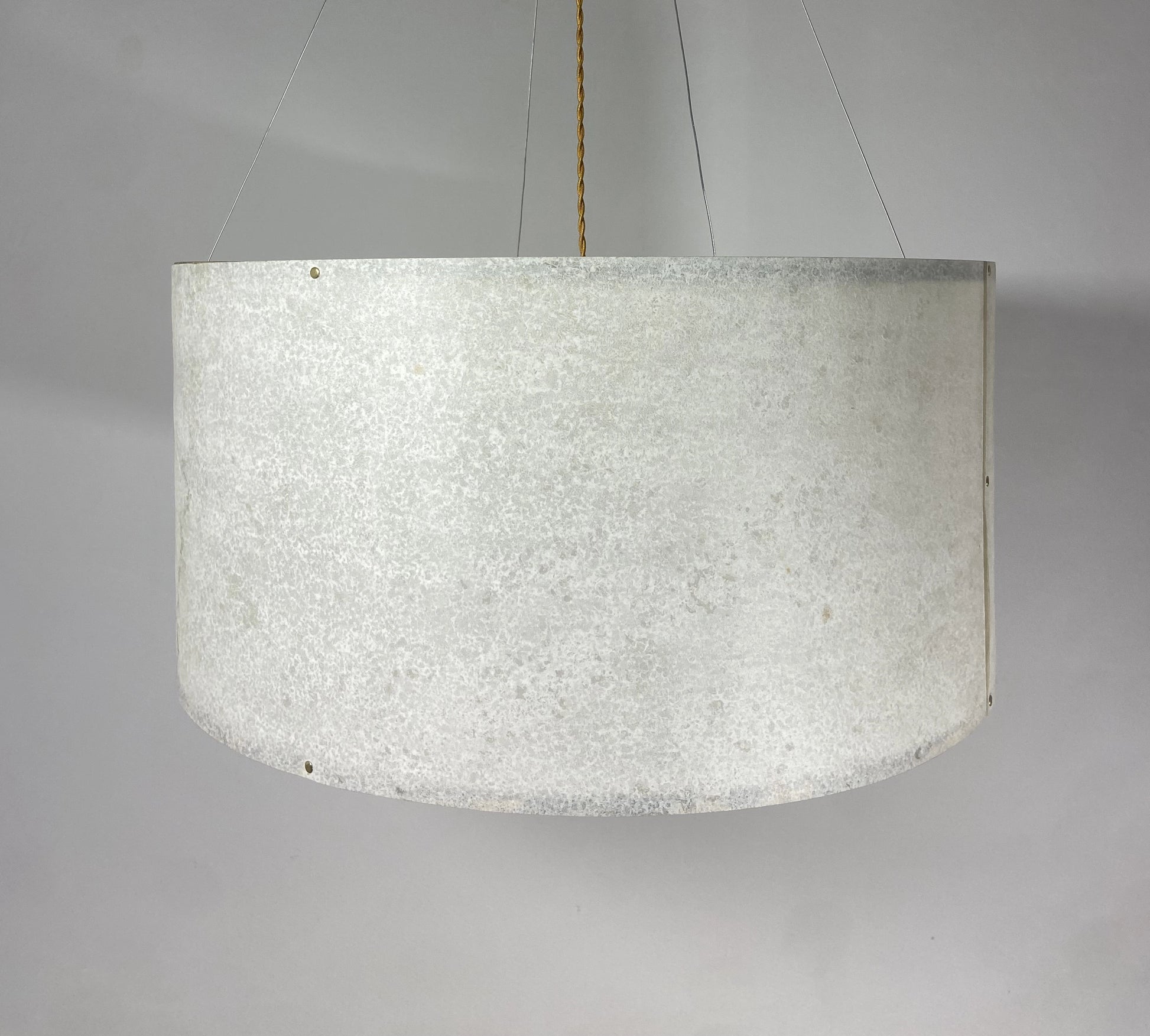 Suspension en feuille de mica vert gris naturelle de 63 cm éteinte - Collection Thessalie de l'atelier Maus - Pièce unique de fabrication artisanale française