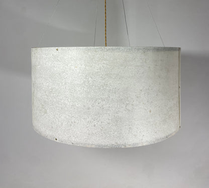 Suspension en feuille de mica vert gris naturelle de 63 cm éteinte - Collection Thessalie de l'atelier Maus - Pièce unique de fabrication artisanale française