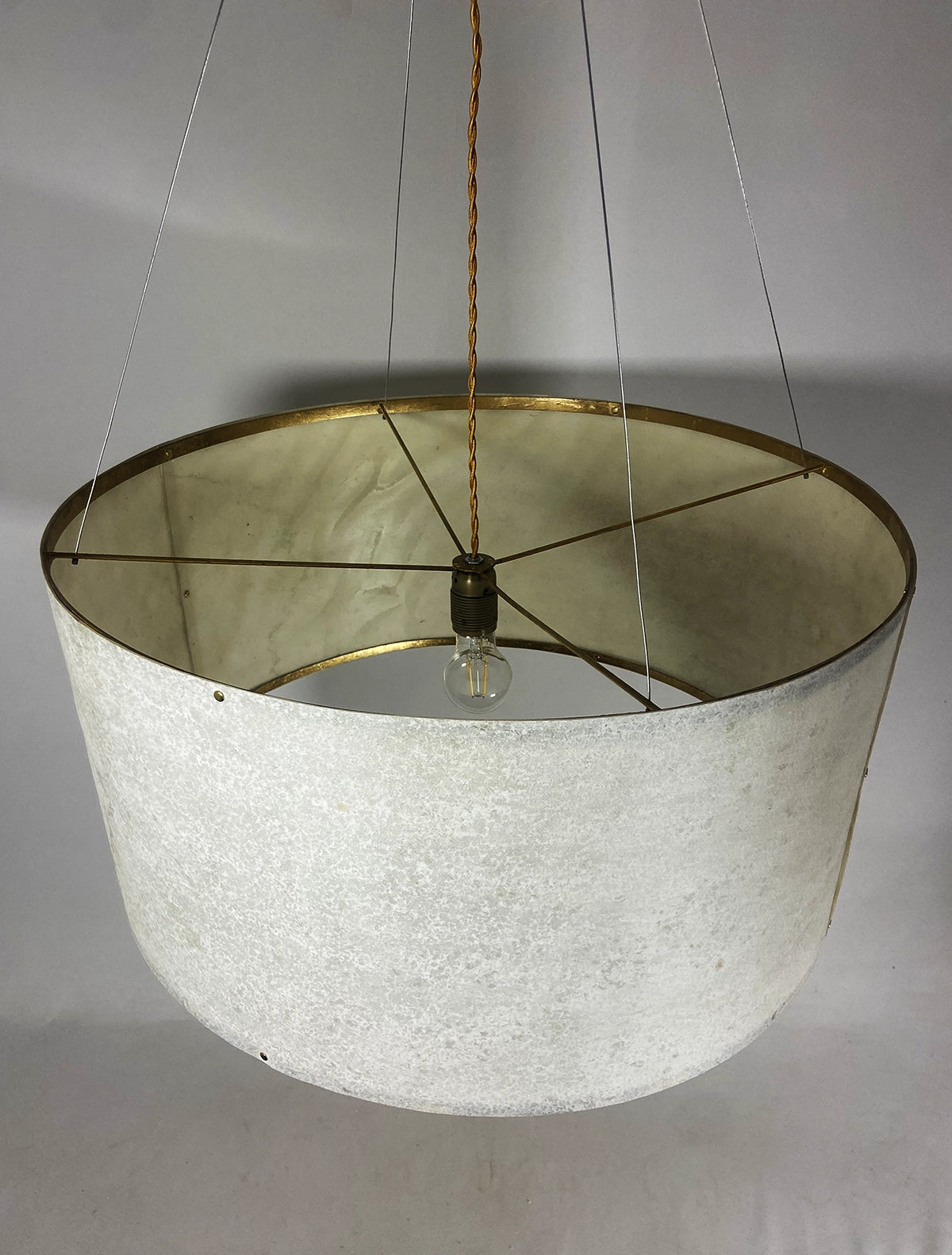 vue rapprochée de la suspension en feuille de mica vert gris naturelle de 63 cm éteinte - Collection Thessalie de l'atelier Maus - Pièce unique de fabrication artisanale française
