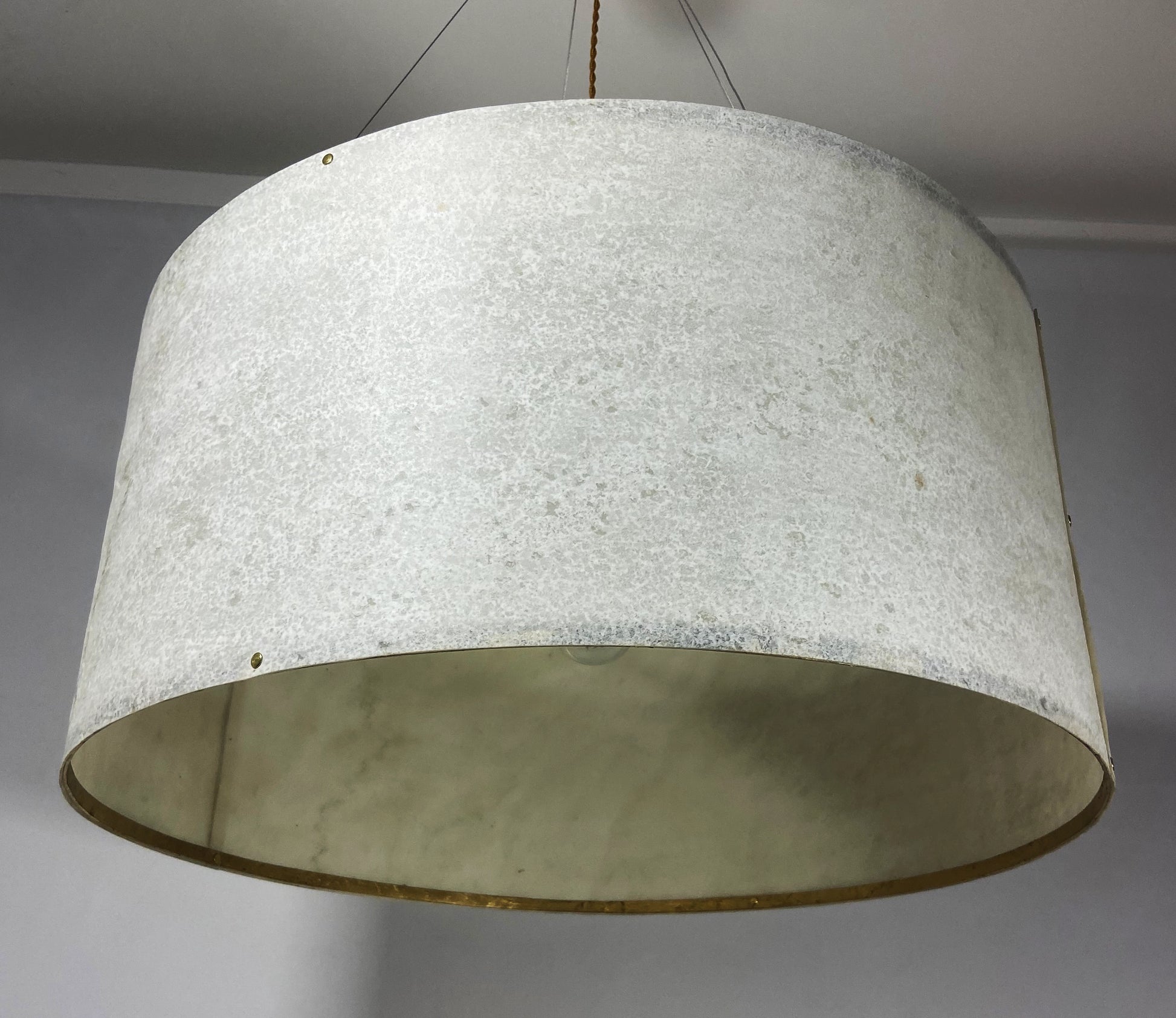 Vue rapprochée du mica et de la carcasse de l'abat-jour de la suspension en feuille de mica vert gris naturelle de 63 cm allumée - Collection Thessalie de l'atelier Maus - Pièce unique de fabrication artisanale française