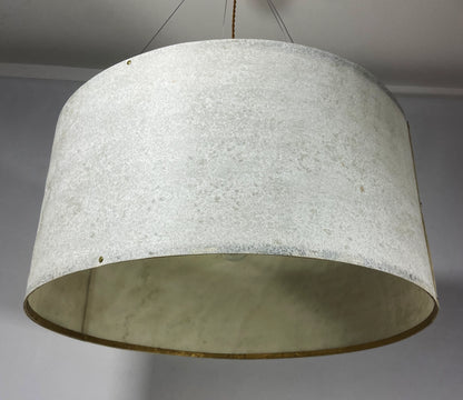Vue rapprochée du mica et de la carcasse de l'abat-jour de la suspension en feuille de mica vert gris naturelle de 63 cm allumée - Collection Thessalie de l'atelier Maus - Pièce unique de fabrication artisanale française