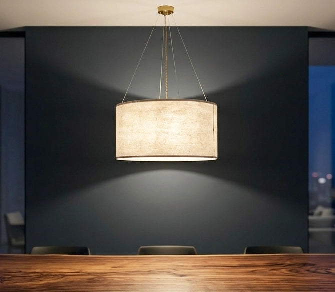 Suspension en feuille de mica vert gris naturelle de 63 cm allumée dans un intérieur contemporain au dessus d'une table à manger - Collection Thessalie de l'atelier Maus - Pièce unique de fabrication artisanale française