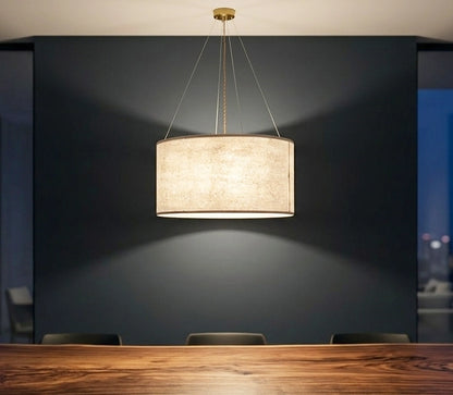 Suspension en feuille de mica vert gris naturelle de 63 cm allumée dans un intérieur contemporain au dessus d'une table à manger - Collection Thessalie de l'atelier Maus - Pièce unique de fabrication artisanale française