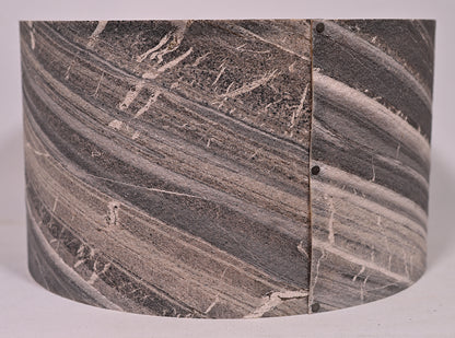 Abat-jour en feuille de marbre Toronto. Vue arrière. Détail.  H22xL36cm. Atelier Maus