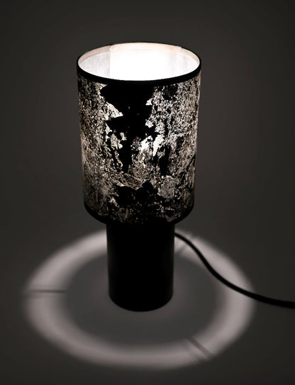 Vue rapprochée de l'abat-jour en feuille d'ardoise naturelle aux nuances noires et grises