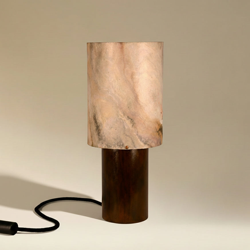 Lampe à poser Wilkins en acier oxydé rouille avec abat-jour en feuille de pierre de lune, hauteur 37 cm