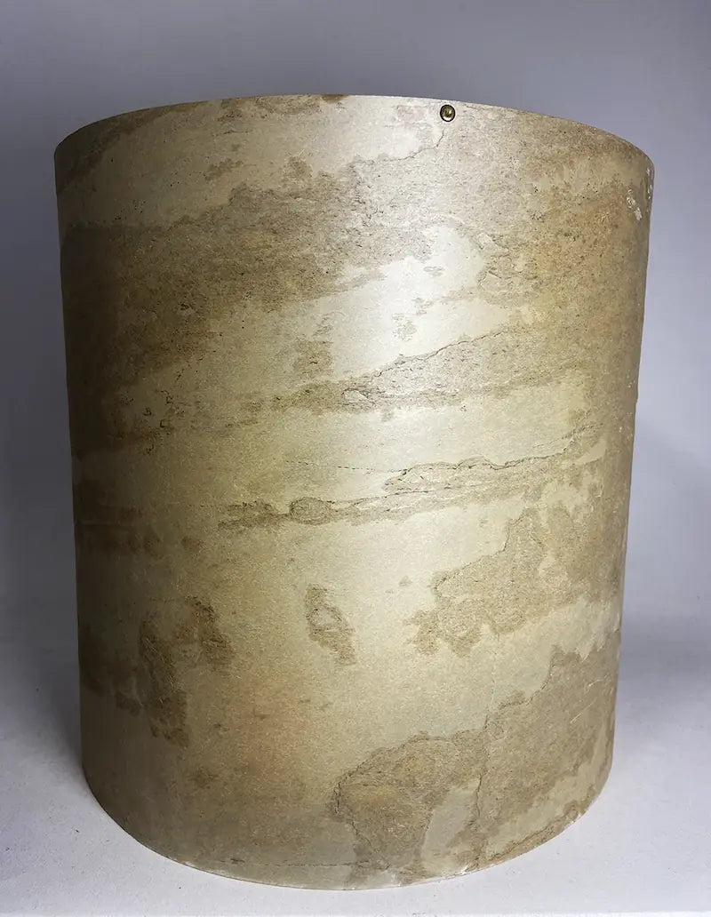 Abat-jour en feuille d'ardoise Tan - vue de face, nuances beige et ocre, Taille L