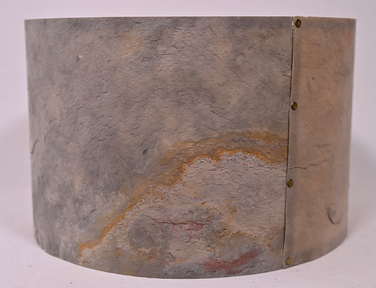 Détail de l'abat-jour en feuille d'ardoise blanco . Petit modèle. H22xL36cm. Atelier Maus