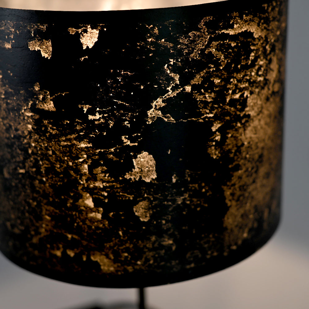 Vue rapprochée de l'abat-jour en feuille d'ardoise naturelle aux nuances grises et noires