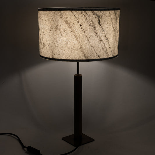 abat-jour en feuille de marbre statuario sur un pied de lampe Rosalynd de l'atelier Maus