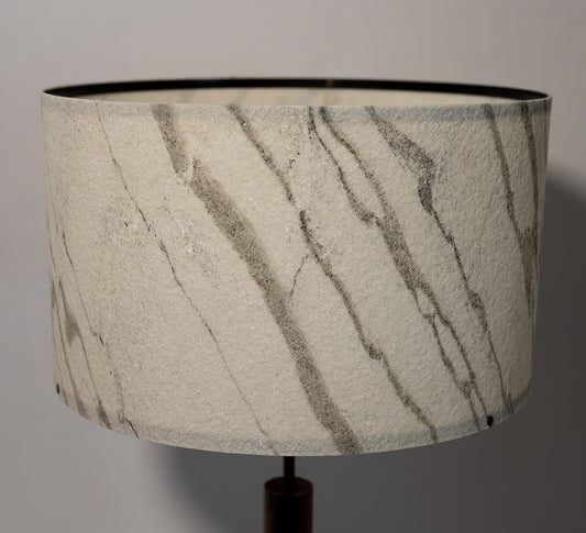 gros plan de l'abat-jour en feuille de marbre statuario éteint de l'atelier Maus