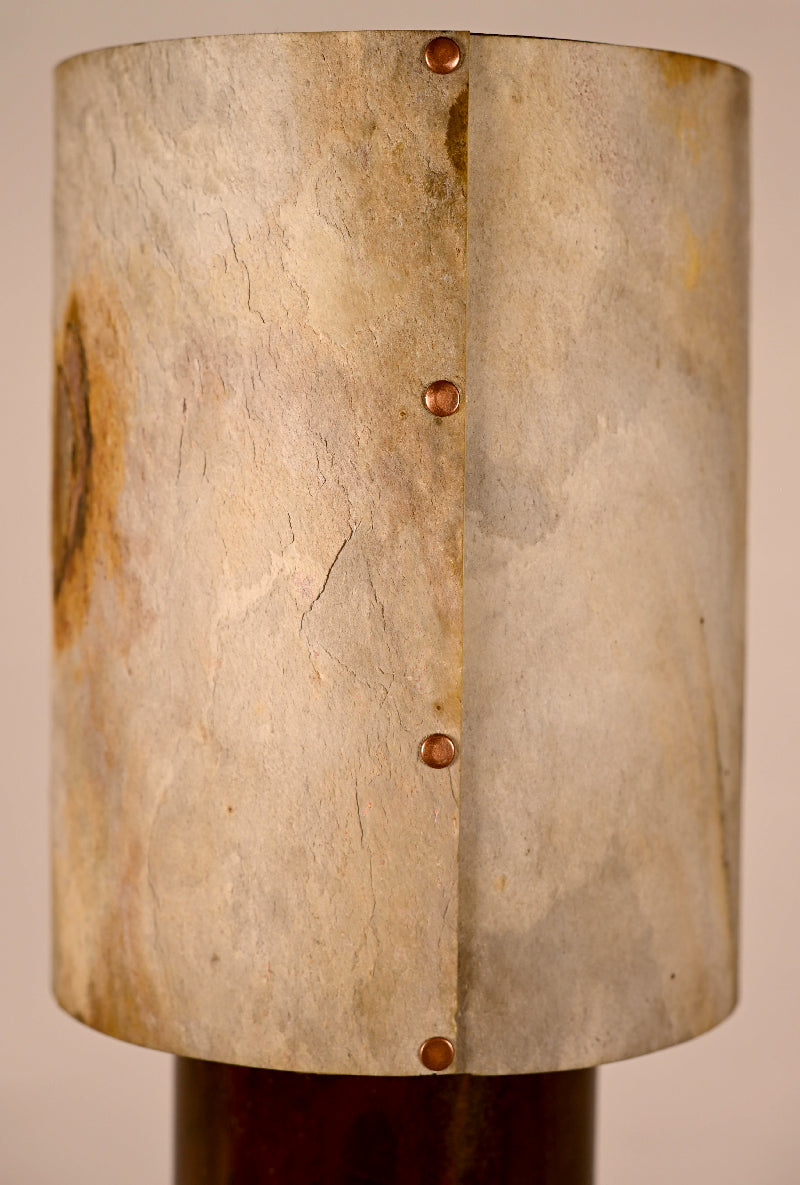 Détail de l'abat-jour en feuille de pierre, finition artisanale Atelier Maus