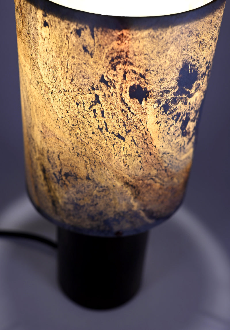 Vue rapprochée de l'abat-jour en feuille de pierre de lune aux reflets nacrés et translucides