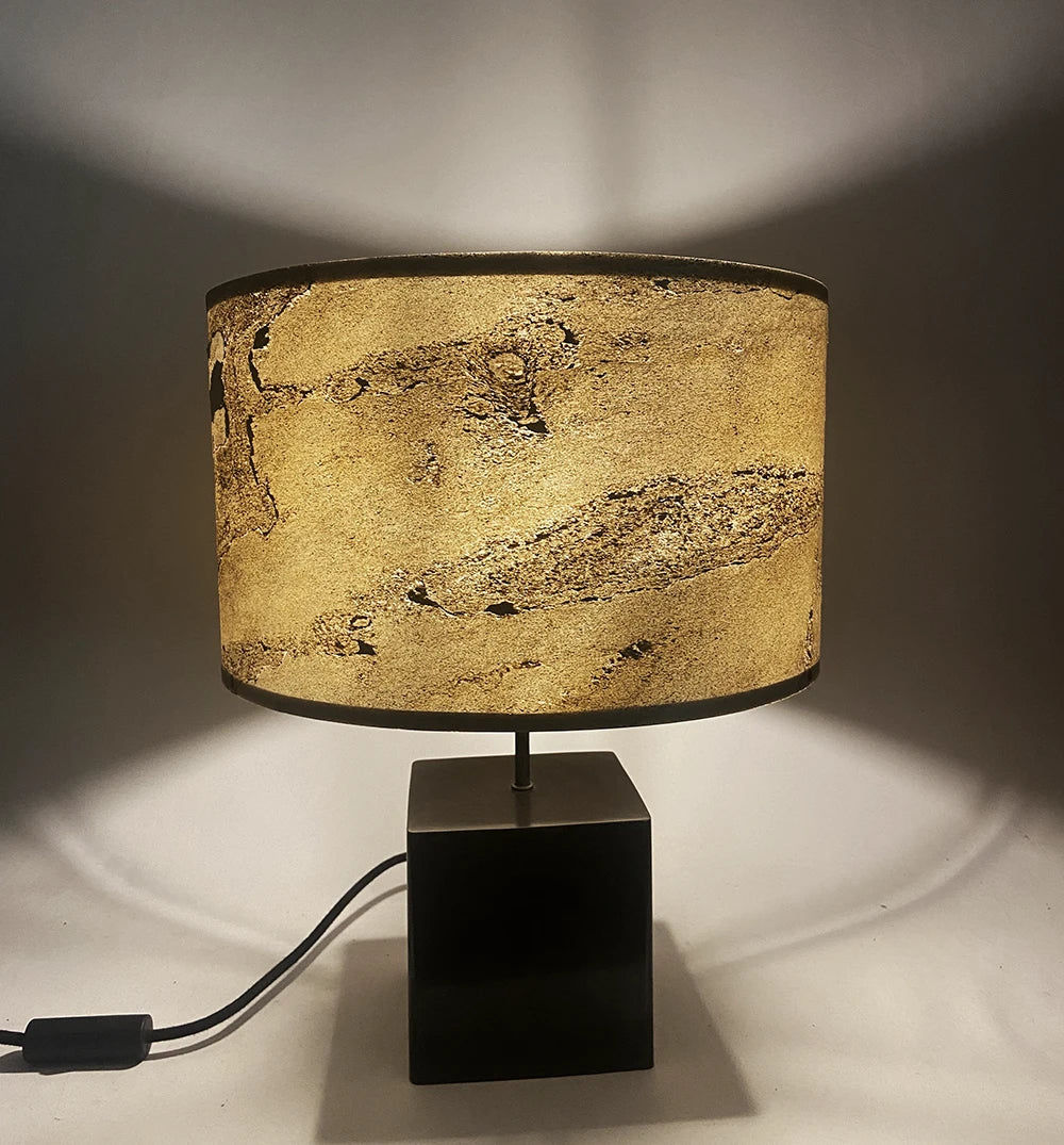 Abat-jour en ardoise Tan de l'atelier Maus sur une lampe a poser Cassini. Taille M