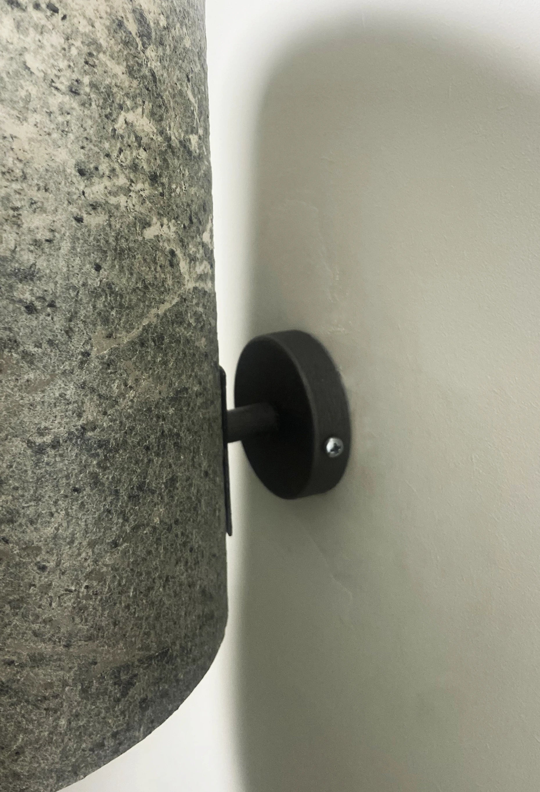 détail de l'Applique murale modèle Véra de l'atelier Maus en feuille de pierre