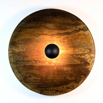 Détail de la texture et des effets d'oxydation de l'acier patiné de l'applique murale Rovelli Oxydations