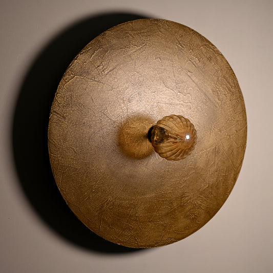 Applique murale Rovelli en acier revêtu de poudre de laiton avec effets de matière