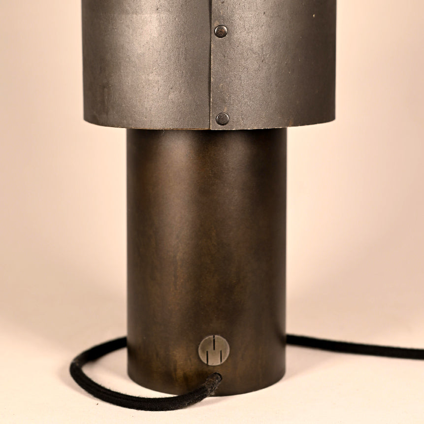 Détail de la base cylindrique en acier oxydé bruni, fabrication artisanale Atelier Maus