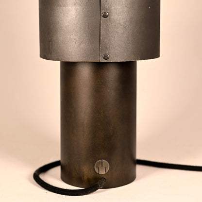 Détail de la base cylindrique en acier oxydé bruni, fabrication artisanale Atelier Maus
