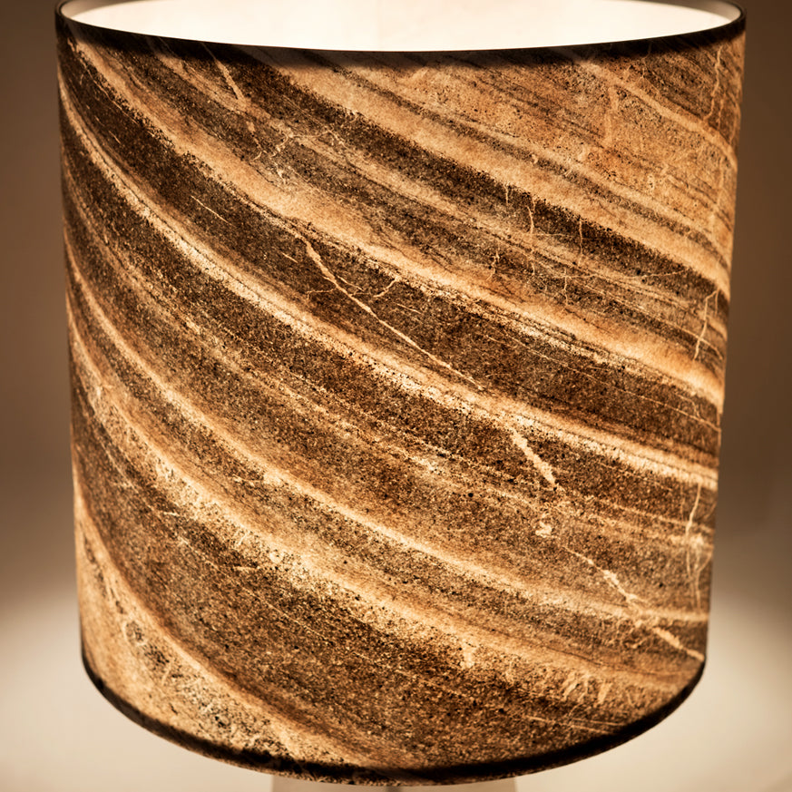 Abat-jour en feuille de marbre Cipollino allumé