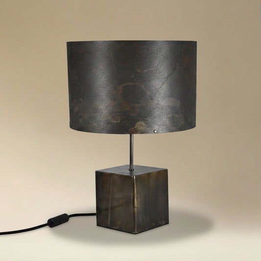 Lampe à poser Cassini Aura avec piètement en acier patiné noir brun et abat-jour en ardoise Arcobaleno aux reflets rouges