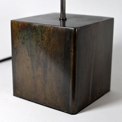 Détail du pied de la lampe Cassini Aura - finition noire brune artisanale