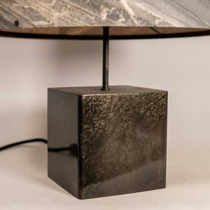 Détail du pied de la lampe cipollino I Atelier Maus