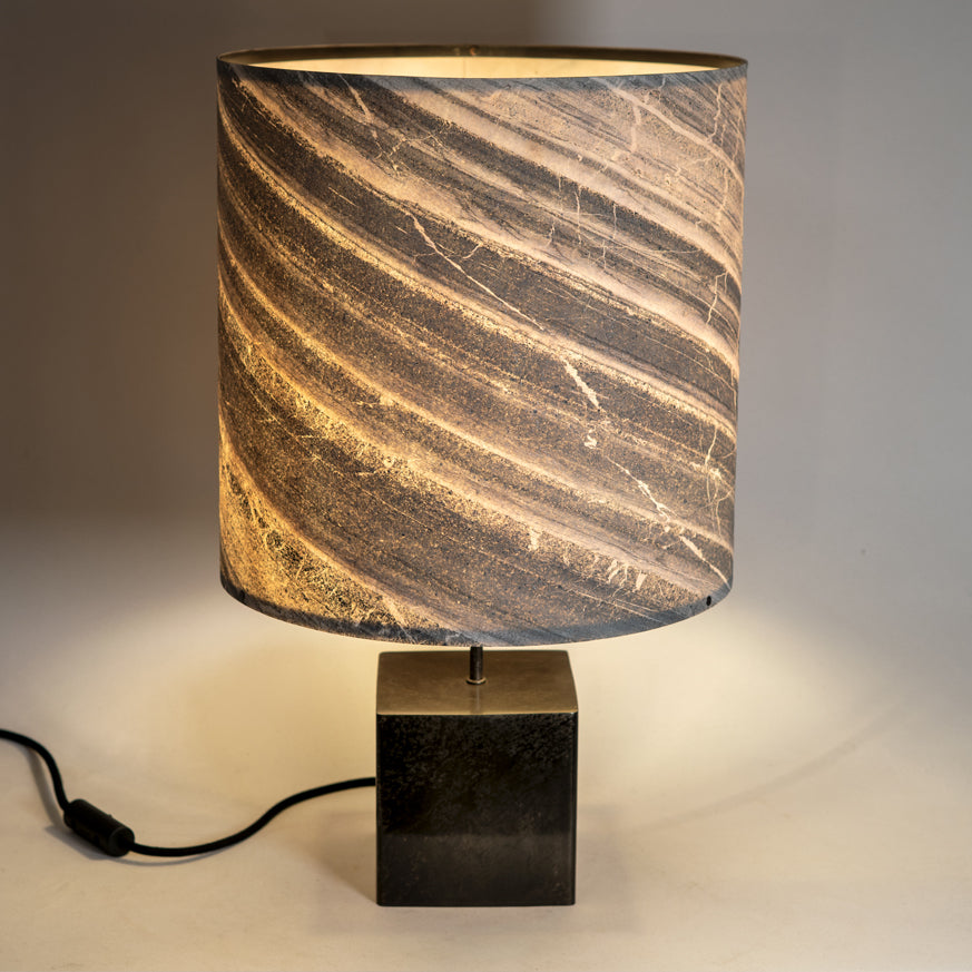 Lampe à poser en acier et feuille de marbre cipollino allumée I Atelier Maus