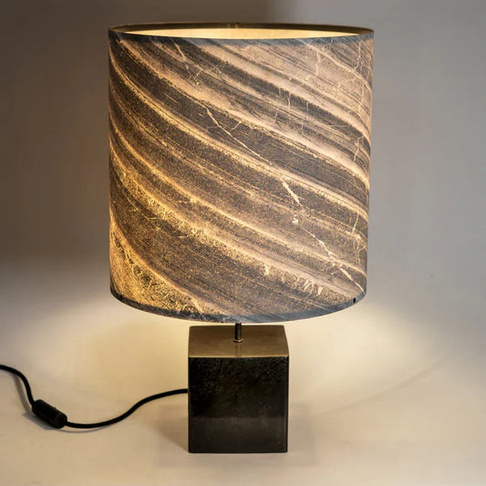 Lampe à poser en acier et feuille de marbre cipollino allumée I Atelier Maus