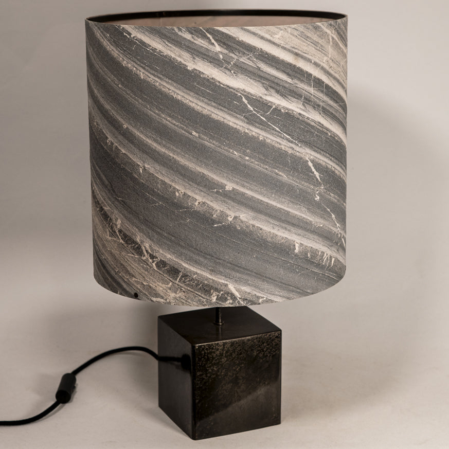 détail de la lampe à poser en acier et feuille de marbre cipollino I Atelier Maus