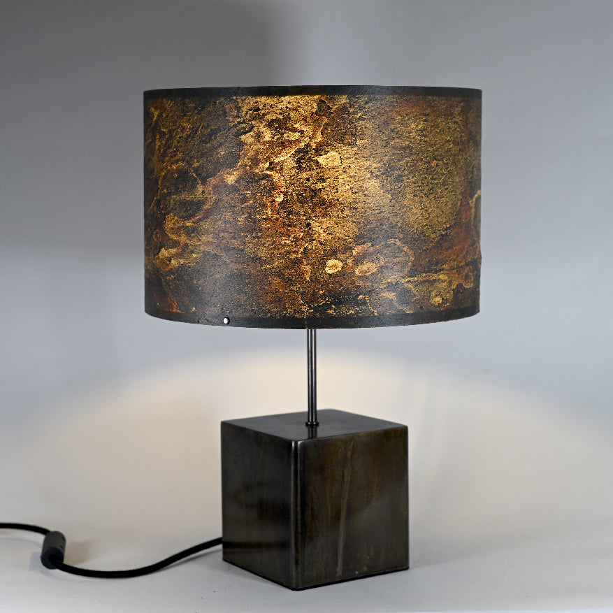 Lampe Cassini Aura vue de face, structure en acier patiné noir brun avec abat-jour en feuille d'ardoise Arcobaleno