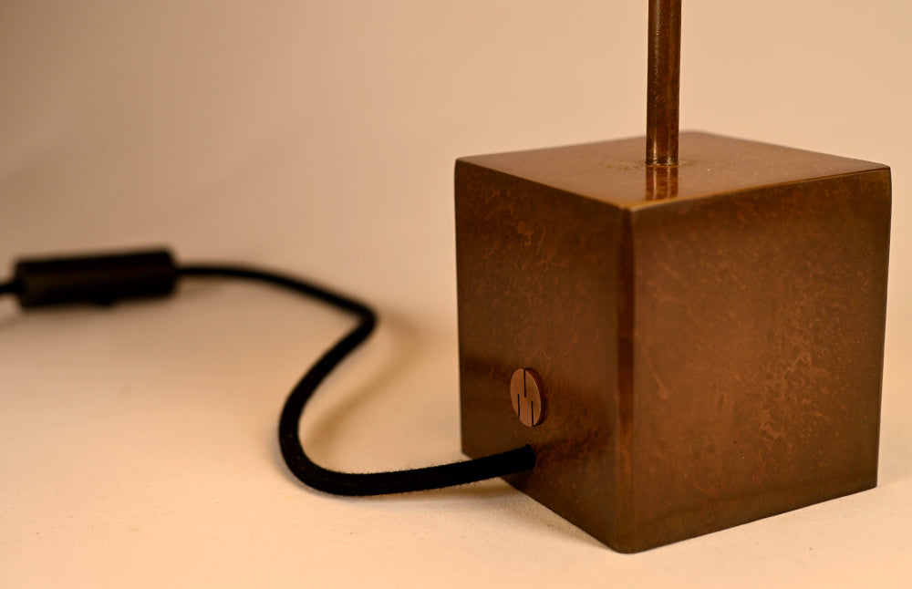 Détail du pied de la lampe Halley Halo - cube acier cuivré et mica blanc naturel