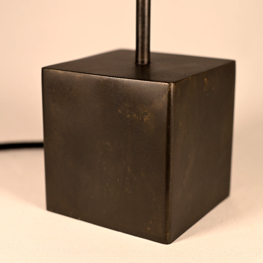 Détail du cube en acier patiné noir brun aux nuances subtiles, fabrication artisanale Atelier Maus