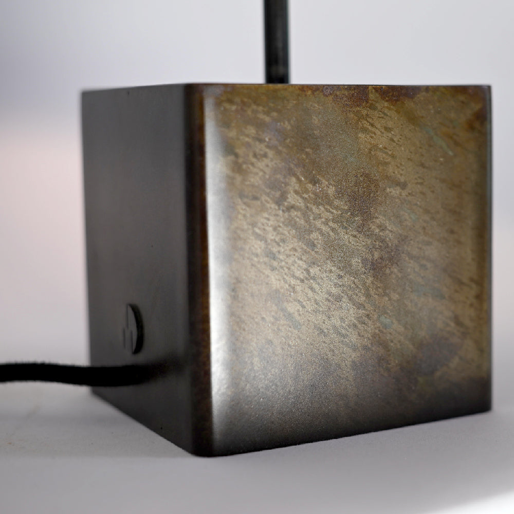 Détail du cube en acier patiné noir brun, finition artisanale Atelier Maus
