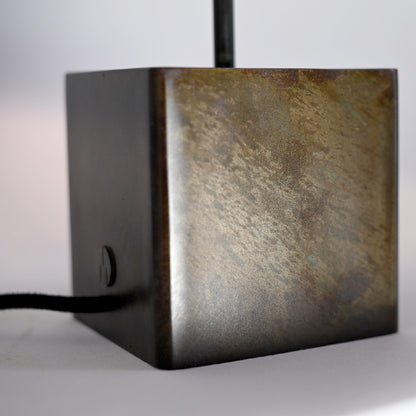 Détail du cube en acier patiné noir brun, finition artisanale Atelier Maus