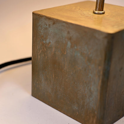 Détail du cube en acier poudre de bronze, finition artisanale Atelier Maus