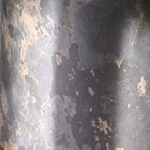 Vue rapprochée d'une feuille d'ardoise rustique l Atelier Maus